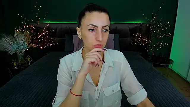 Snapshot of Rebecca_Diamond chatting on 03-06-25, 06:41 Rebecca Diamond online show from 03-06-25, 06:41