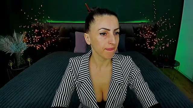 Snapshot of Rebecca_Diamond chatting on 03-18-25, 06:36 Rebecca Diamond online show from 03-18-25, 06:36