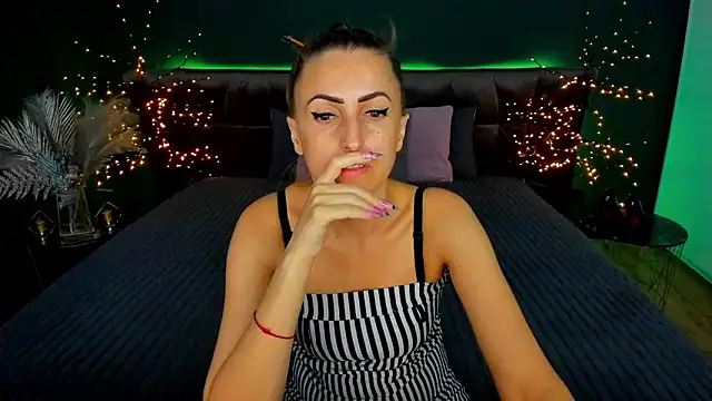 Snapshot of Rebecca_Diamond chatting on 09-16-25, 05:41 Rebecca Diamond online show from 09-16-25, 05:41