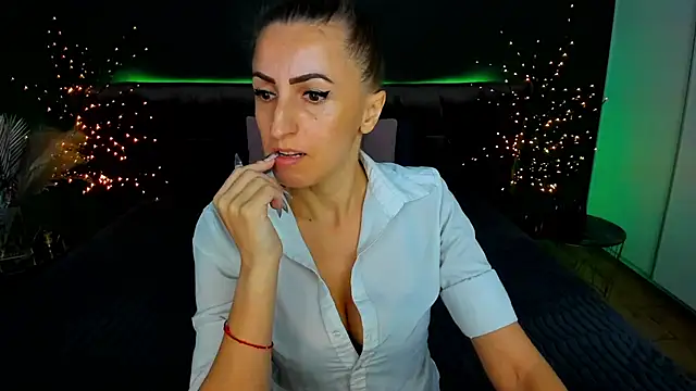 Snapshot of Rebecca_Diamond chatting on 09-29-25, 05:34 Rebecca Diamond online show from 09-29-25, 05:34