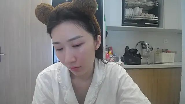 Snapshot of Asiagirll chatting on 06-15-26, 02:47 Asiagirll online show from 06-15-26, 02:47