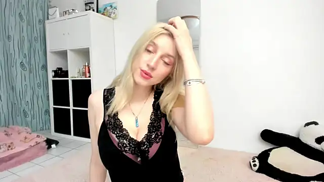 Snapshot of KenzieDawton chatting on 04-20-26, 04:32 KenzieDawton online show from 04-20-26, 04:32