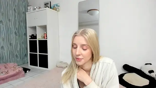 Snapshot of KenzieDawton chatting on 05-15-26, 04:36 KenzieDawton online show from 05-15-26, 04:36