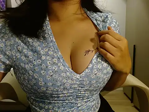 Snapshot of aahna33 chatting on 10-26-25, 06:52 aahna33 online show from 10-26-25, 06:52