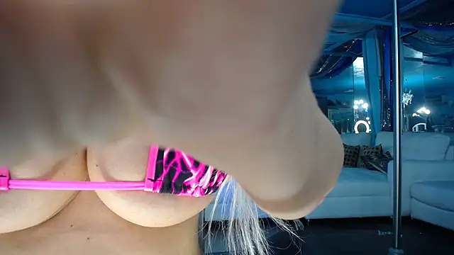 Snapshot of ADRIANNA_FOX chatting on 09-27-25, 07:24 ADRIANNA FOX online show from 09-27-25, 07:24