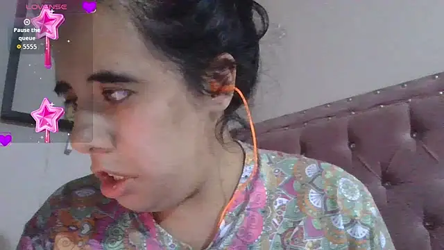 Snapshot of annarose19 chatting on 06-11-26, 12:32 annarose19 online show from 06-11-26, 12:32