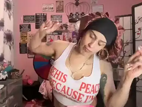 Snapshot of latinacubana chatting on 01-20-25, 05:04 latinacubana online show from 01-20-25, 05:04