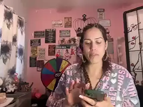 Snapshot of latinacubana chatting on 01-22-25, 10:26 latinacubana online show from 01-22-25, 10:26