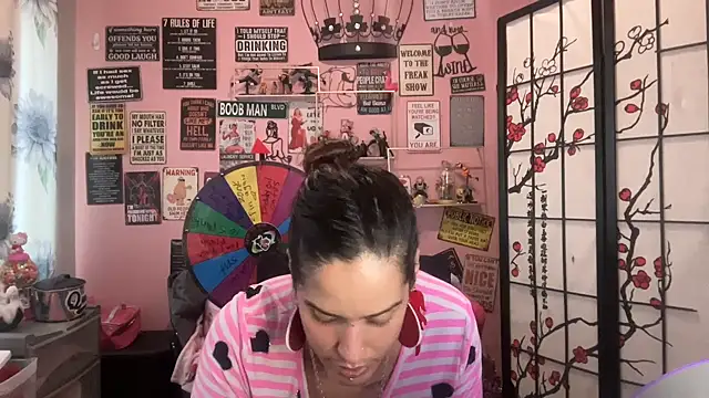 Snapshot of latinacubana chatting on 02-15-25, 07:28 latinacubana online show from 02-15-25, 07:28