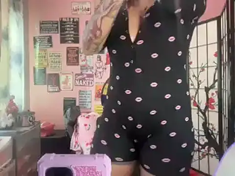 Snapshot of latinacubana chatting on 03-12-25, 01:19 latinacubana online show from 03-12-25, 01:19