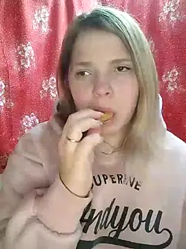 Snapshot of Zuli_Kiska chatting on 12-19-24, 09:38 Zuli Kiska online show from 12-19-24, 09:38