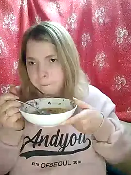 Snapshot of Zuli_Kiska chatting on 12-23-24, 08:47 Zuli Kiska online show from 12-23-24, 08:47