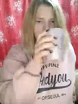Snapshot of Zuli_Kiska chatting on 12-29-24, 11:29 Zuli Kiska online show from 12-29-24, 11:29