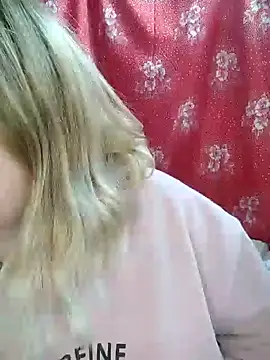 Snapshot of Zuli_Kiska chatting on 12-31-24, 12:15 Zuli Kiska online show from 12-31-24, 12:15