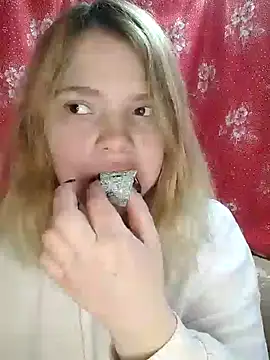 Snapshot of Zuli_Kiska chatting on 01-19-25, 08:41 Zuli Kiska online show from 01-19-25, 08:41