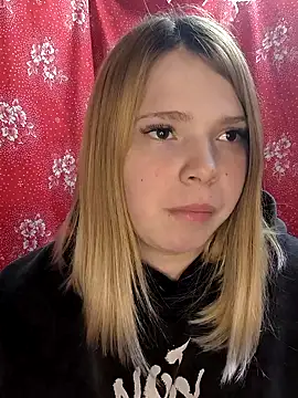 Snapshot of Zuli_Kiska chatting on 02-25-25, 09:02 Zuli Kiska online show from 02-25-25, 09:02