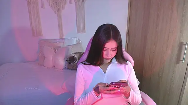 Snapshot of iriswest_ chatting on 05-12-26, 01:47 iriswest online show from 05-12-26, 01:47
