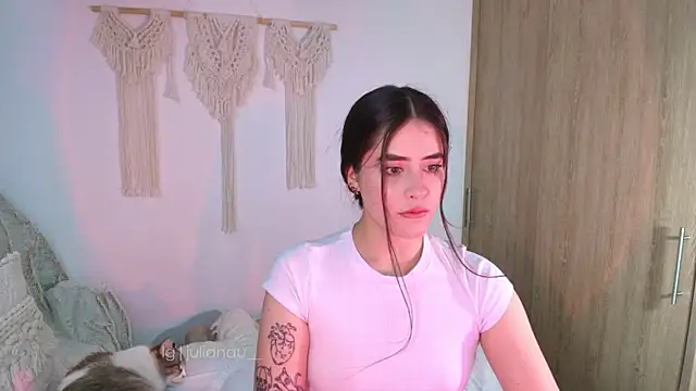 Snapshot of iriswest_ chatting on 06-10-26, 02:23 iriswest online show from 06-10-26, 02:23