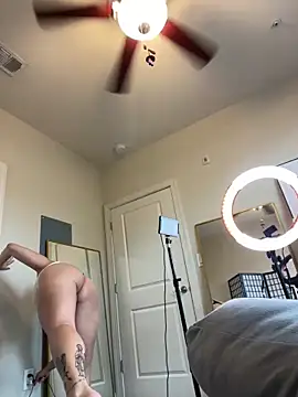 Snapshot of bellafreakyfun chatting on 09-24-25, 04:32 bellafreakyfun online show from 09-24-25, 04:32