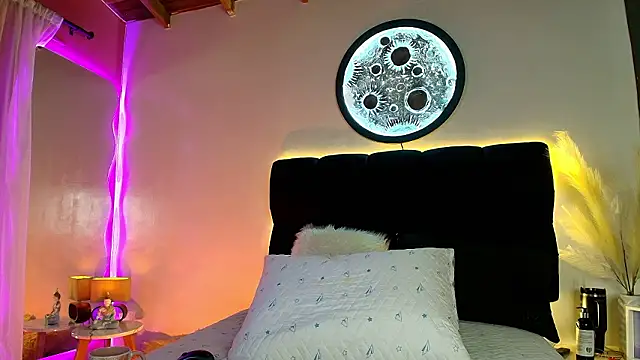 lorrayne  online show from 03-25-26, 12:11