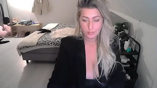 Snapshot of TessToy chatting on 12-12-24, 05:59 TessToy online show from 12-12-24, 05:59