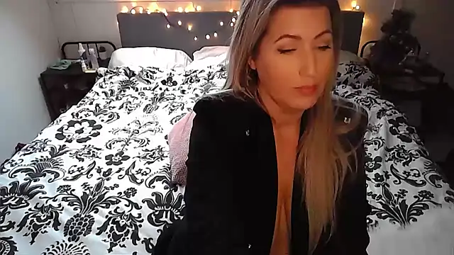 Snapshot of TessToy chatting on 01-16-25, 11:26 TessToy online show from 01-16-25, 11:26