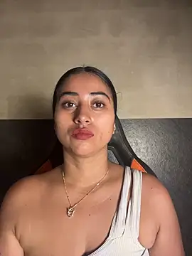 Snapshot of Valentinne_z chatting on 05-14-26, 09:49 Valentinne z online show from 05-14-26, 09:49