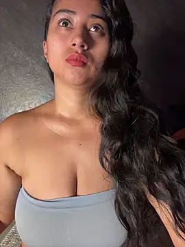 Snapshot of Valentinne_z chatting on 05-15-26, 10:33 Valentinne z online show from 05-15-26, 10:33