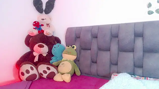 Snapshot of little_star_porn chatting on 02-13-25, 12:13 little star porn online show from 02-13-25, 12:13