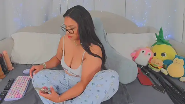 Snapshot of MeghanXO chatting on 06-25-26, 02:00 MeghanXO online show from 06-25-26, 02:00