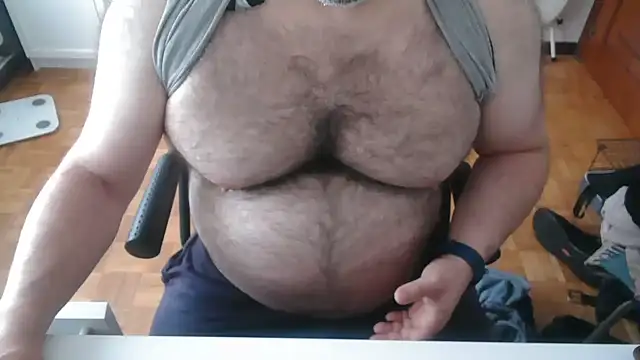 Snapshot of mikeyhotbear chatting on 05-24-26, 06:18 mikeyhotbear online show from 05-24-26, 06:18