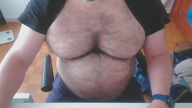 Snapshot of mikeyhotbear chatting on 05-25-26, 05:46 mikeyhotbear online show from 05-25-26, 05:46