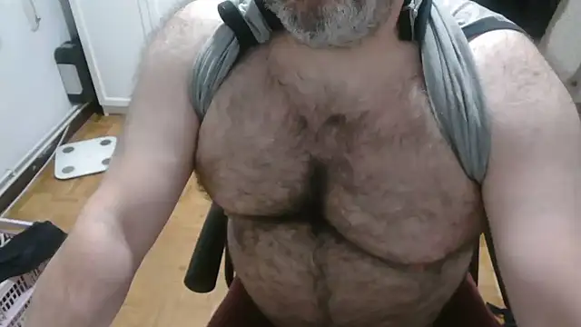 Snapshot of mikeyhotbear chatting on 05-26-26, 04:30 mikeyhotbear online show from 05-26-26, 04:30