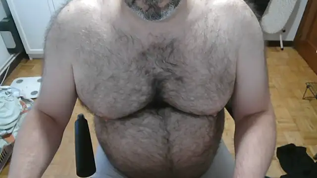 Snapshot of mikeyhotbear chatting on 06-16-26, 05:21 mikeyhotbear online show from 06-16-26, 05:21