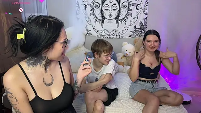 Snapshot of Laura_Key chatting on 07-27-26, 06:26 Laura Key online show from 07-27-26, 06:26