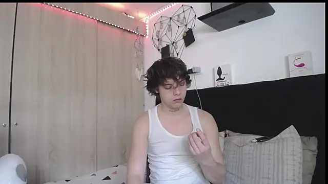 Santiago kiler online show from 04-18-26, 01:04