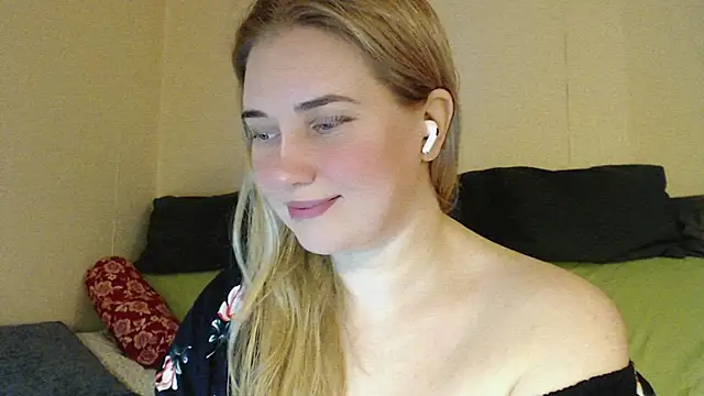 Snapshot of mmmPinUpGirl chatting on 10-28-25, 06:21 mmmPinUpGirl online show from 10-28-25, 06:21