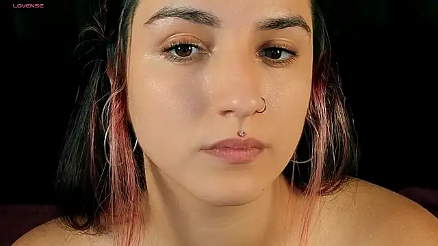 Snapshot of Daphne_Moss chatting on 06-18-26, 01:15 Daphne Moss online show from 06-18-26, 01:15