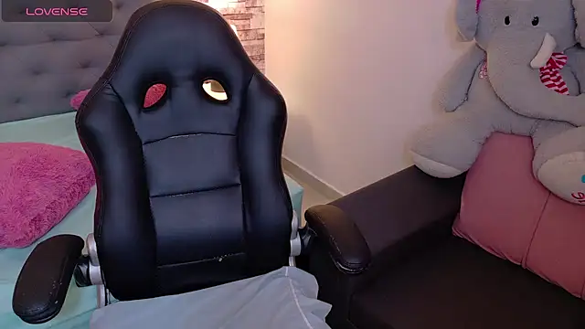 Snapshot of tamara_colliins_ chatting on 10-01-25, 03:12 tamara colliins online show from 10-01-25, 03:12