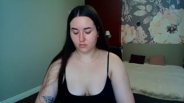 Snapshot of Roxie_Bradley chatting on 06-30-26, 05:30 Roxie Bradley online show from 06-30-26, 05:30