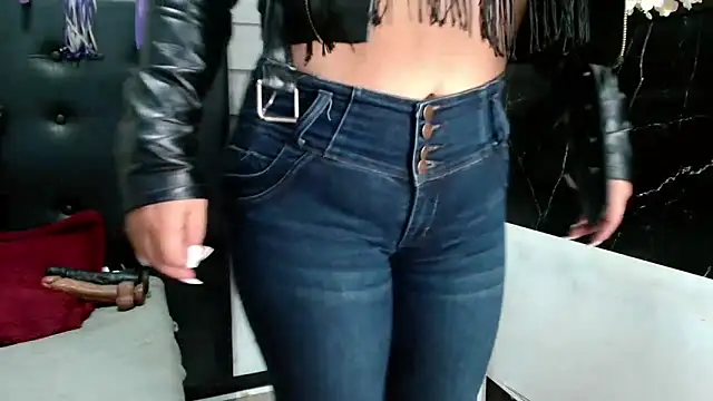 Snapshot of VIOLETTA-HOT chatting on 02-25-25, 10:37 VIOLETTA-HOT online show from 02-25-25, 10:37