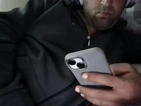 Snapshot of Ca414 chatting on 11-30-25, 12:42 Ca414 online show from 11-30-25, 12:42