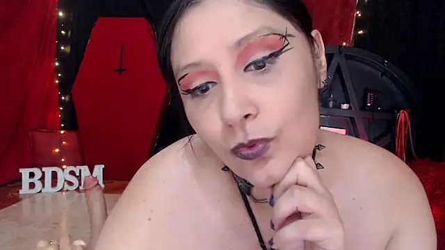 Snapshot of MonetKitty chatting on 05-19-26, 07:31 MonetKitty online show from 05-19-26, 07:31