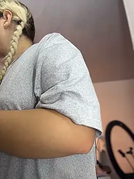 Snapshot of Irisweet_ chatting on 02-25-26, 09:02 Irisweet online show from 02-25-26, 09:02