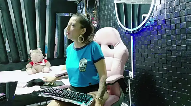 Snapshot of mature_sexi40 chatting on 01-31-25, 03:52 mature sexi40 online show from 01-31-25, 03:52