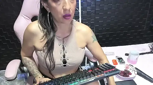 Snapshot of mature_sexi40 chatting on 03-01-25, 01:11 mature sexi40 online show from 03-01-25, 01:11