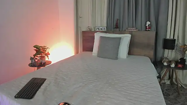 SaraVergara online show from 12-19-24, 09:06