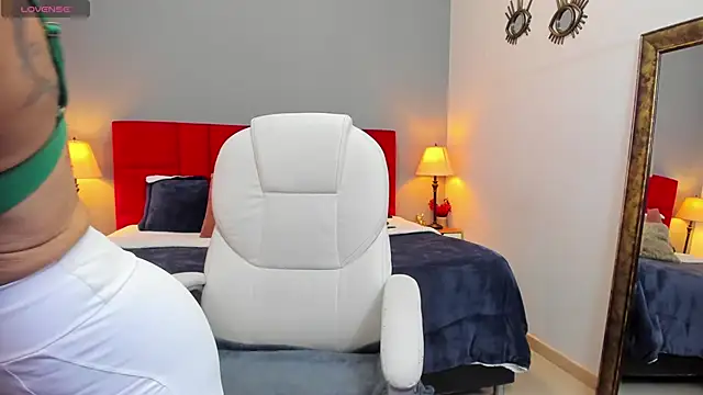  Nicoletteshea  online show from 12-18-25, 08:37