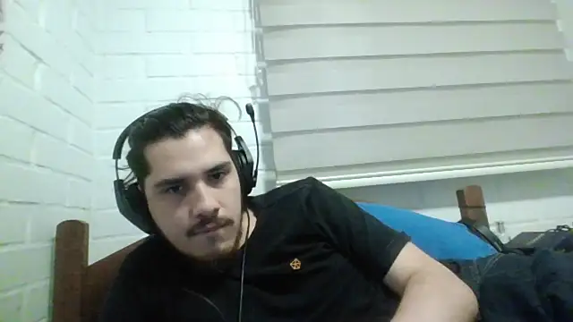 Snapshot of hung_weeb chatting on 12-13-24, 12:20 hung weeb online show from 12-13-24, 12:20