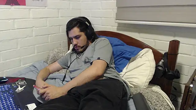 Snapshot of hung_weeb chatting on 12-19-24, 02:56 hung weeb online show from 12-19-24, 02:56